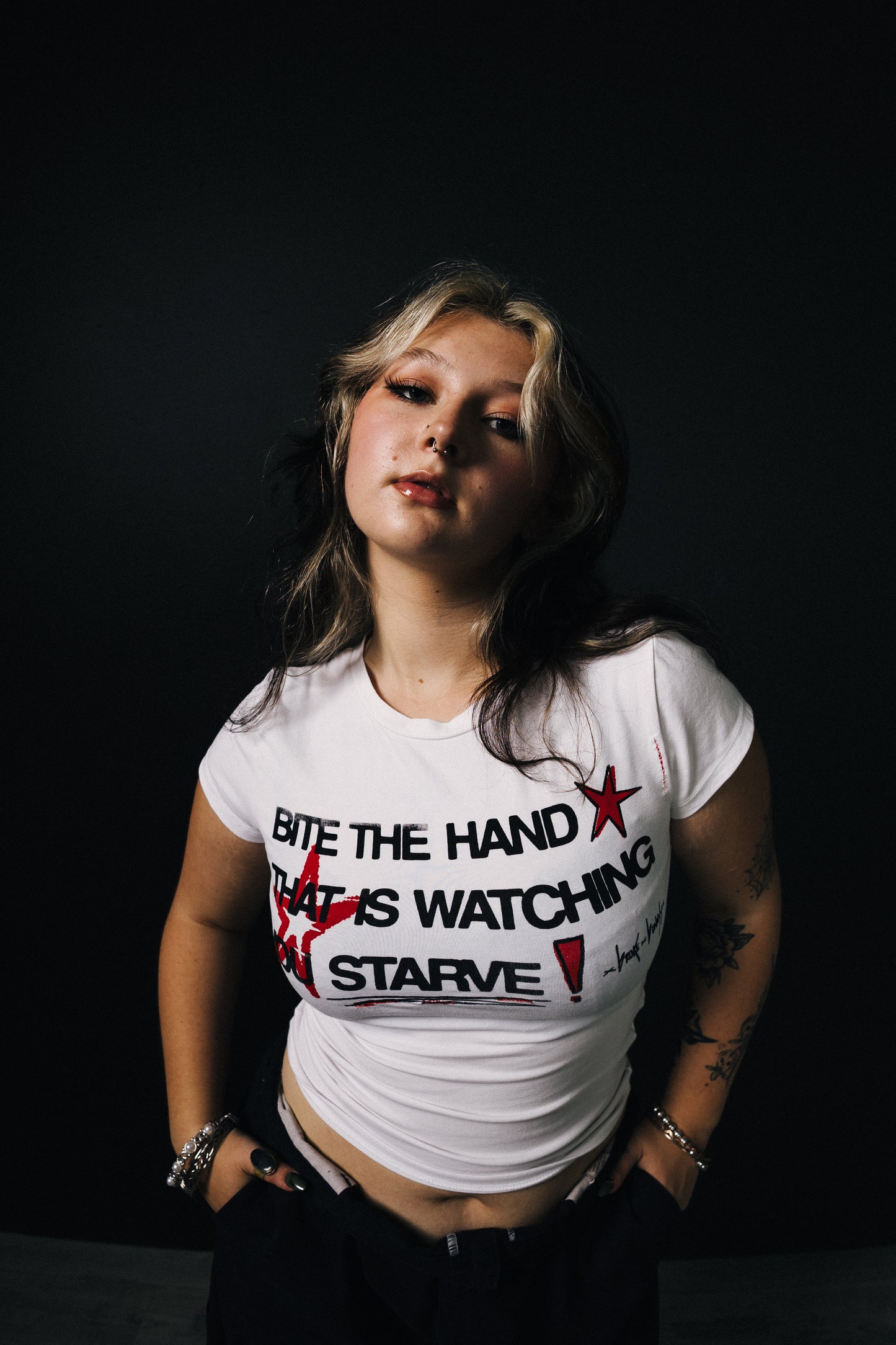 BITE THE HAND Tee - M