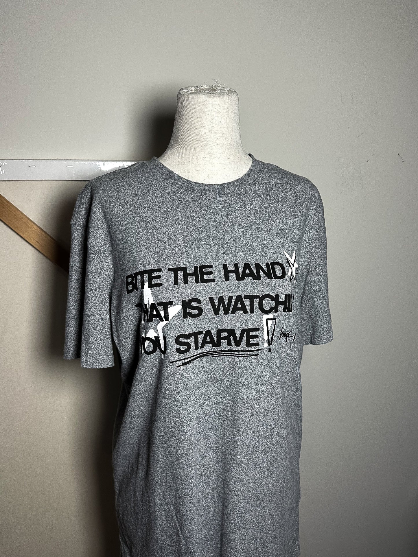 BITE THE HAND Tee - S
