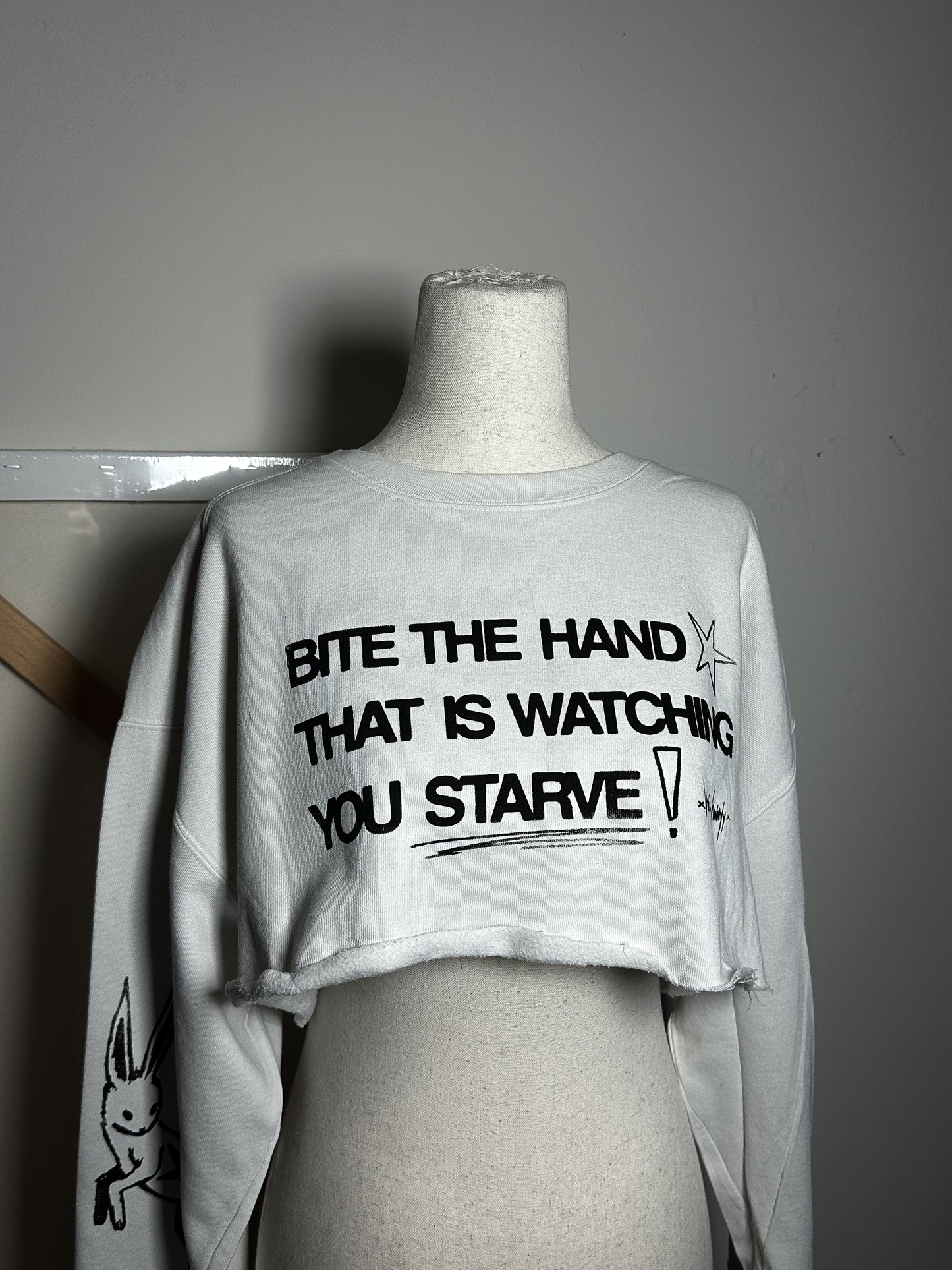 BITE THE HAND Cropped Crew - XL