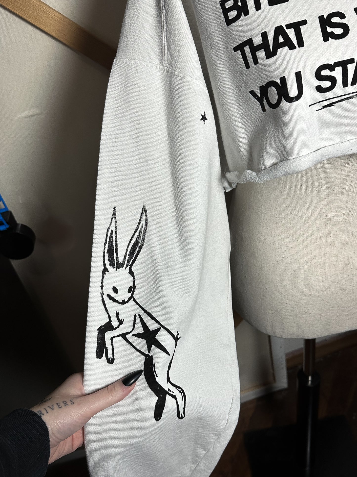 BITE THE HAND Cropped Crew - XL