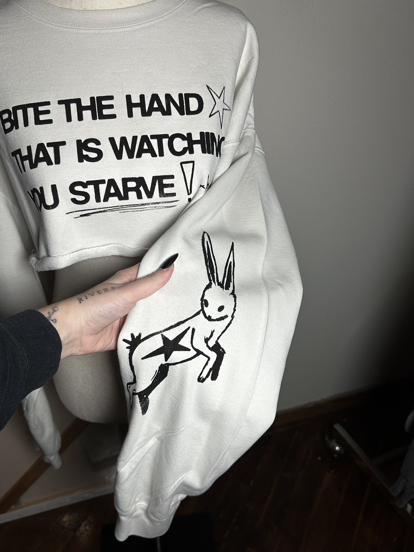 BITE THE HAND Cropped Crew - XL