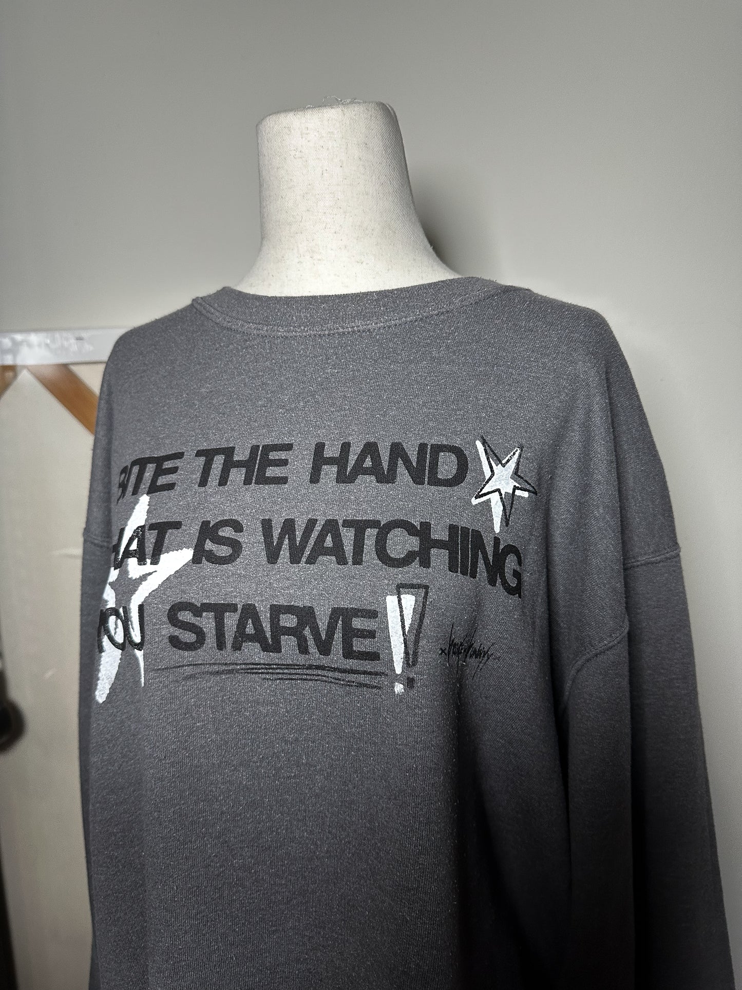 BITE THE HAND Crew - L