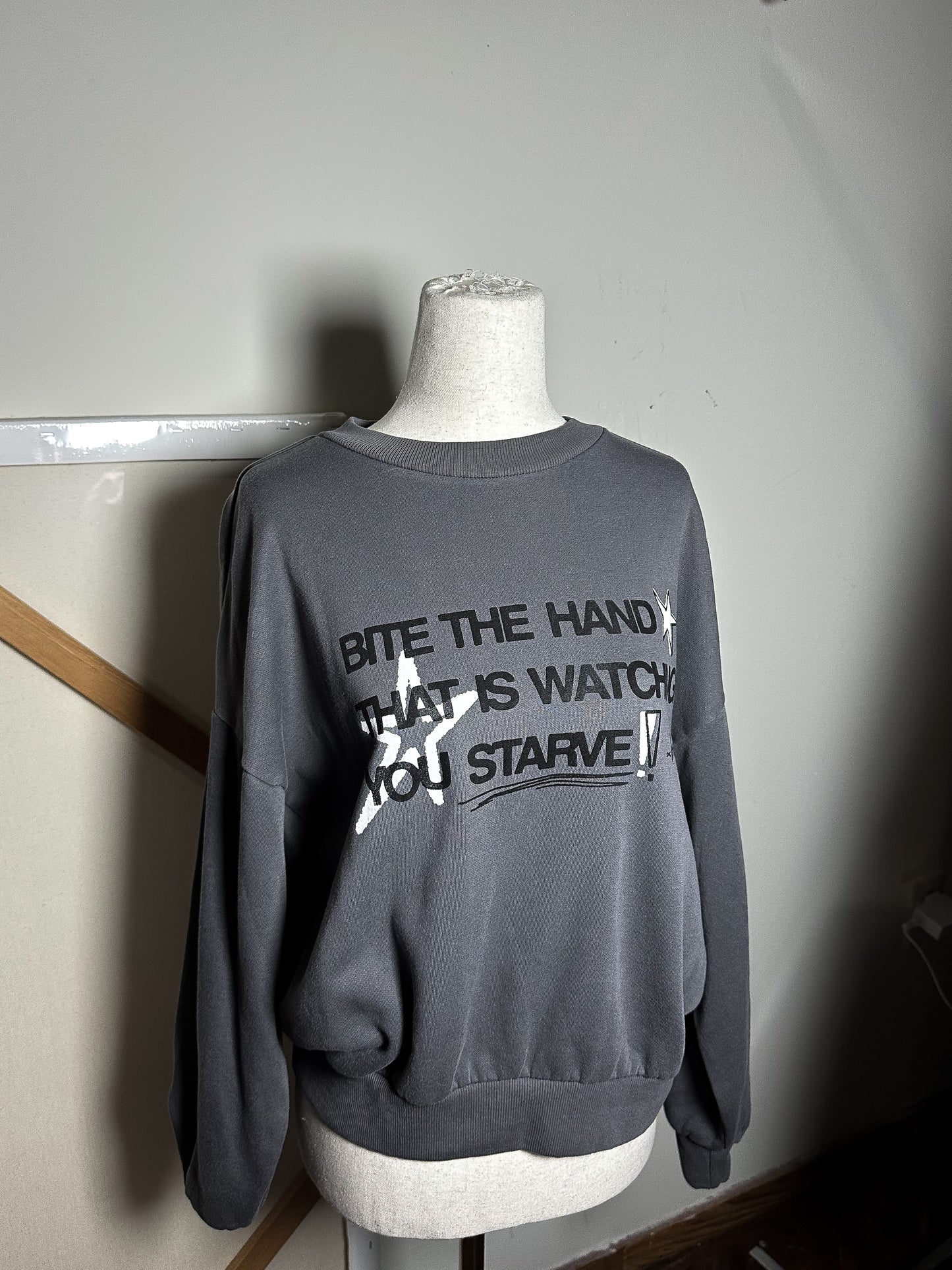 BITE THE HAND Crew - XS