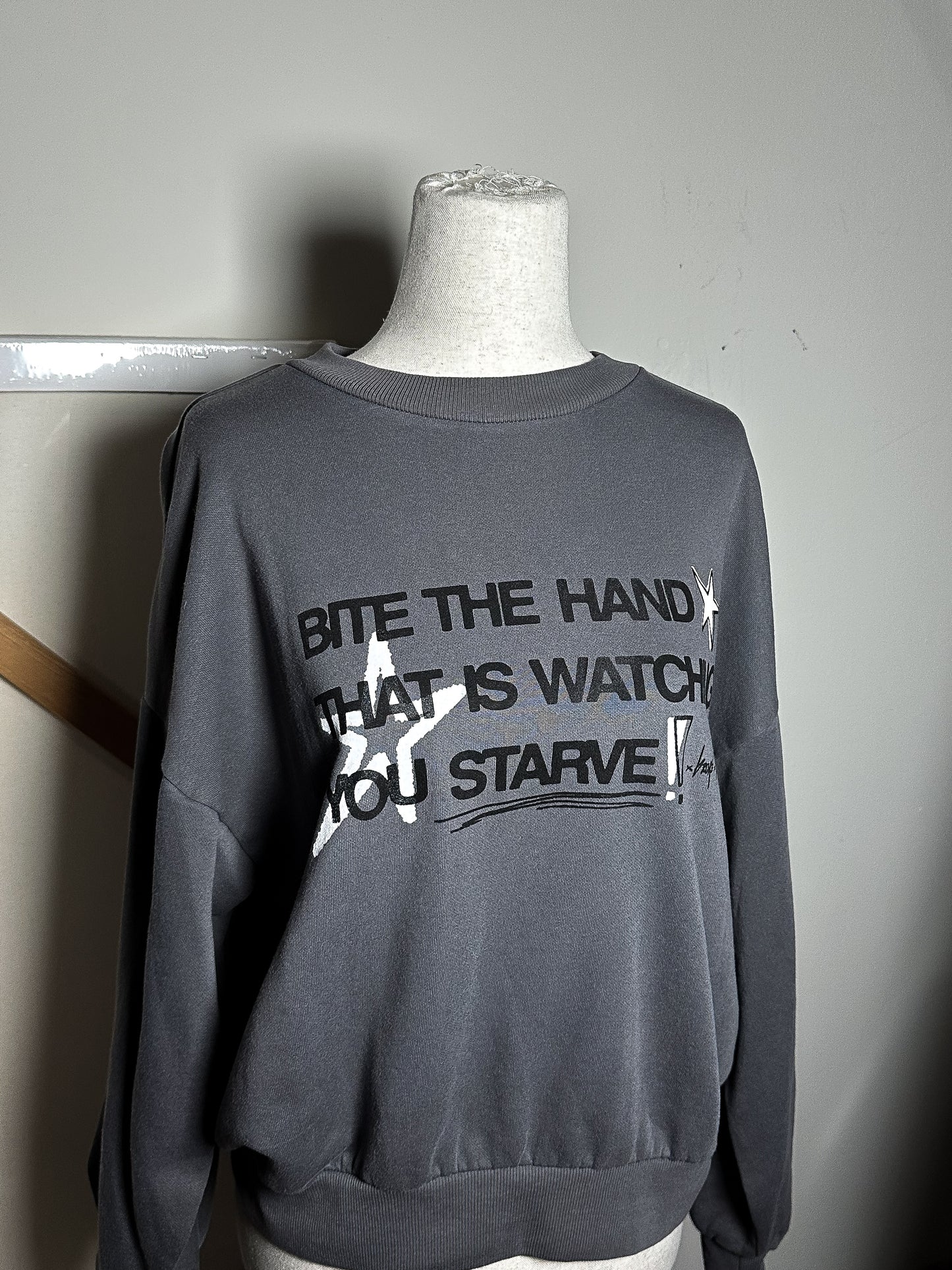 BITE THE HAND Crew - XS