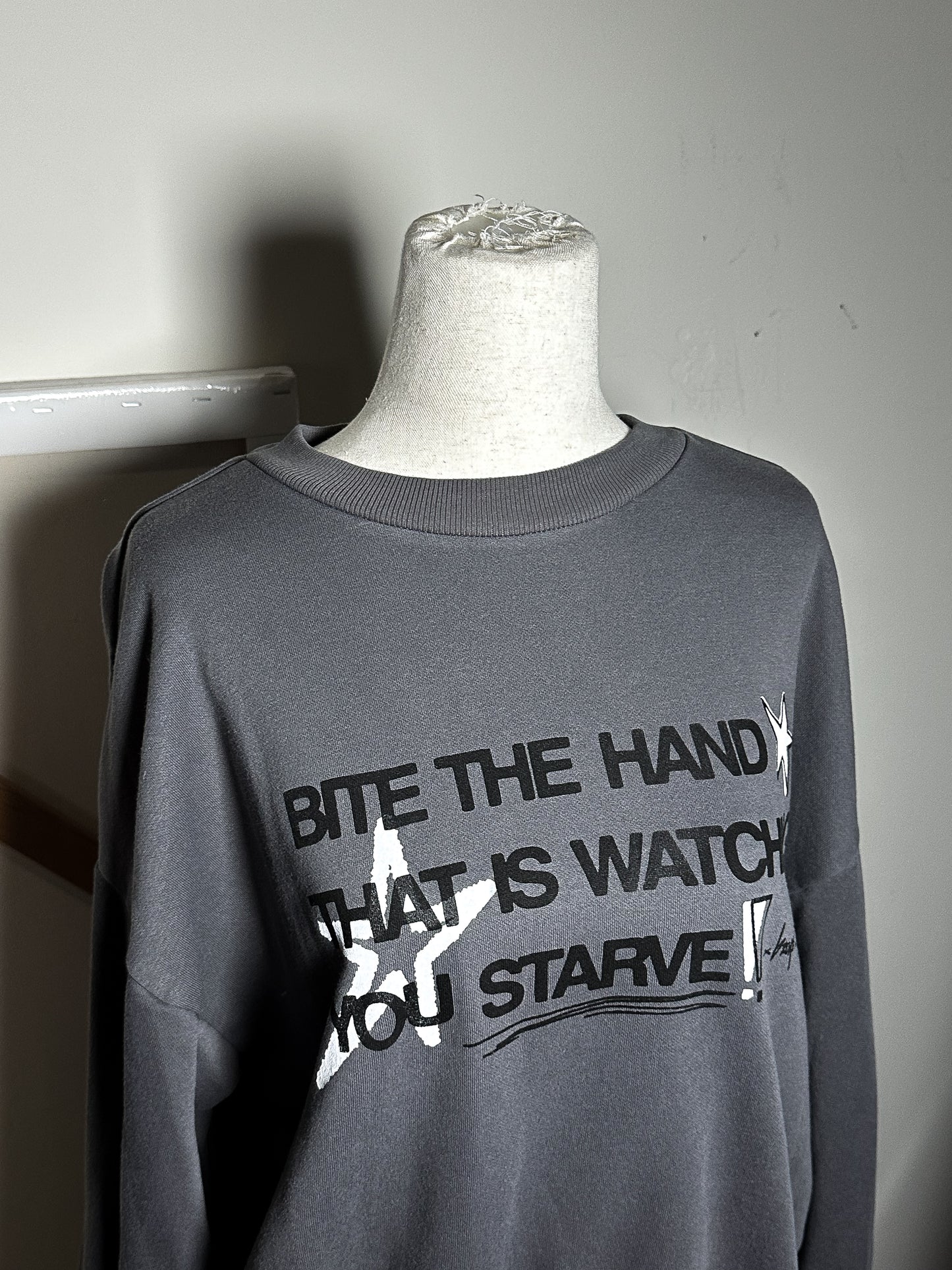 BITE THE HAND Crew - XS