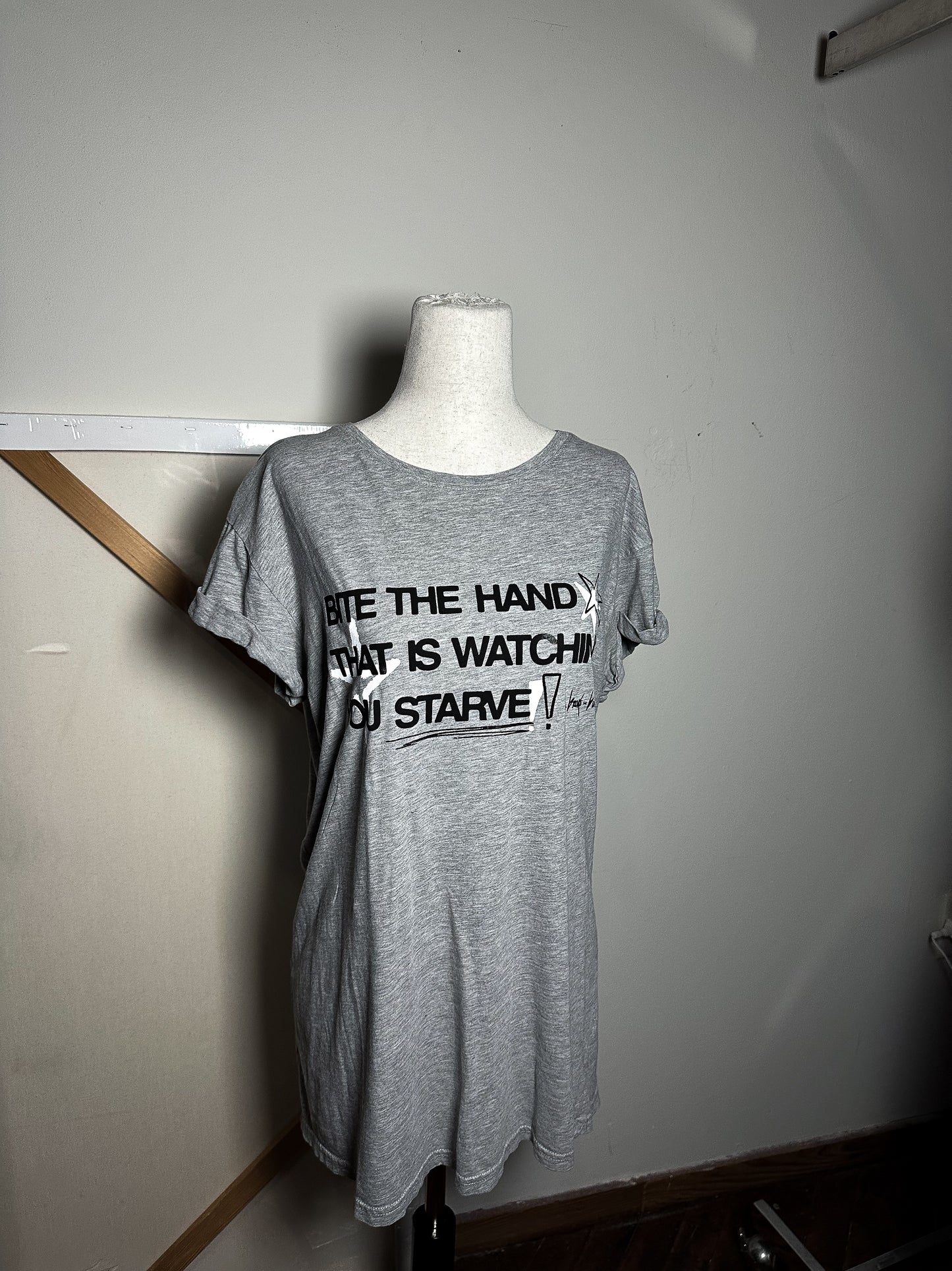 BITE THE HAND Tee - S