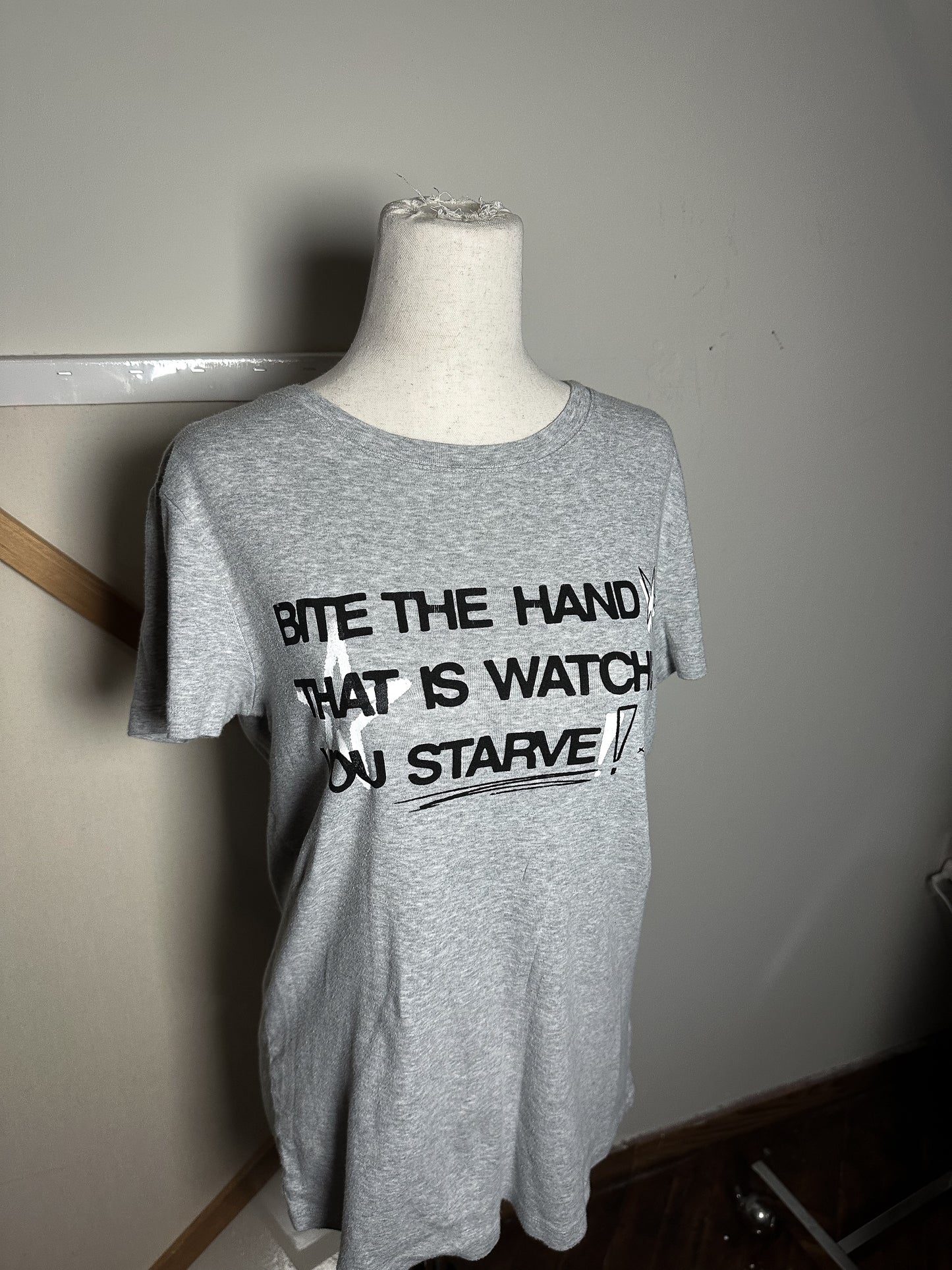 BITE THE HAND Tee - L