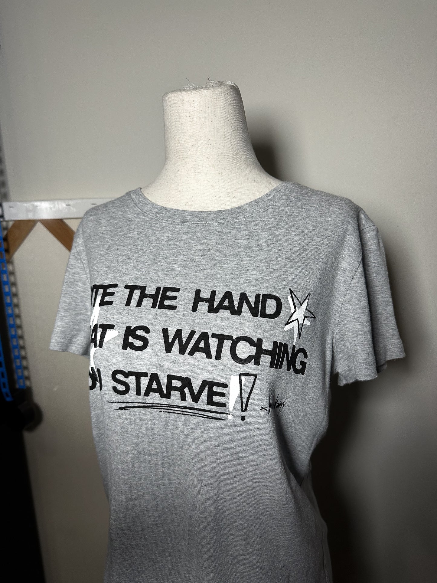 BITE THE HAND Tee - L