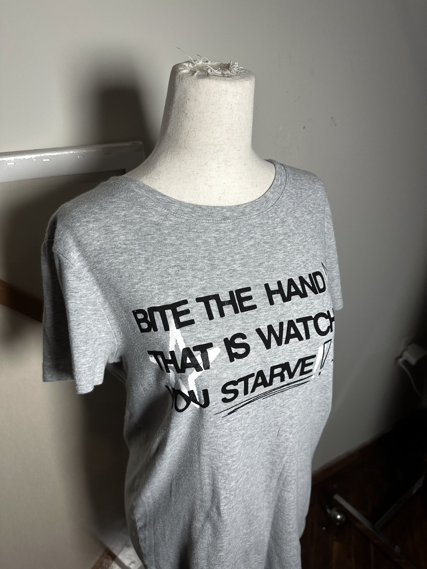 BITE THE HAND Tee - L