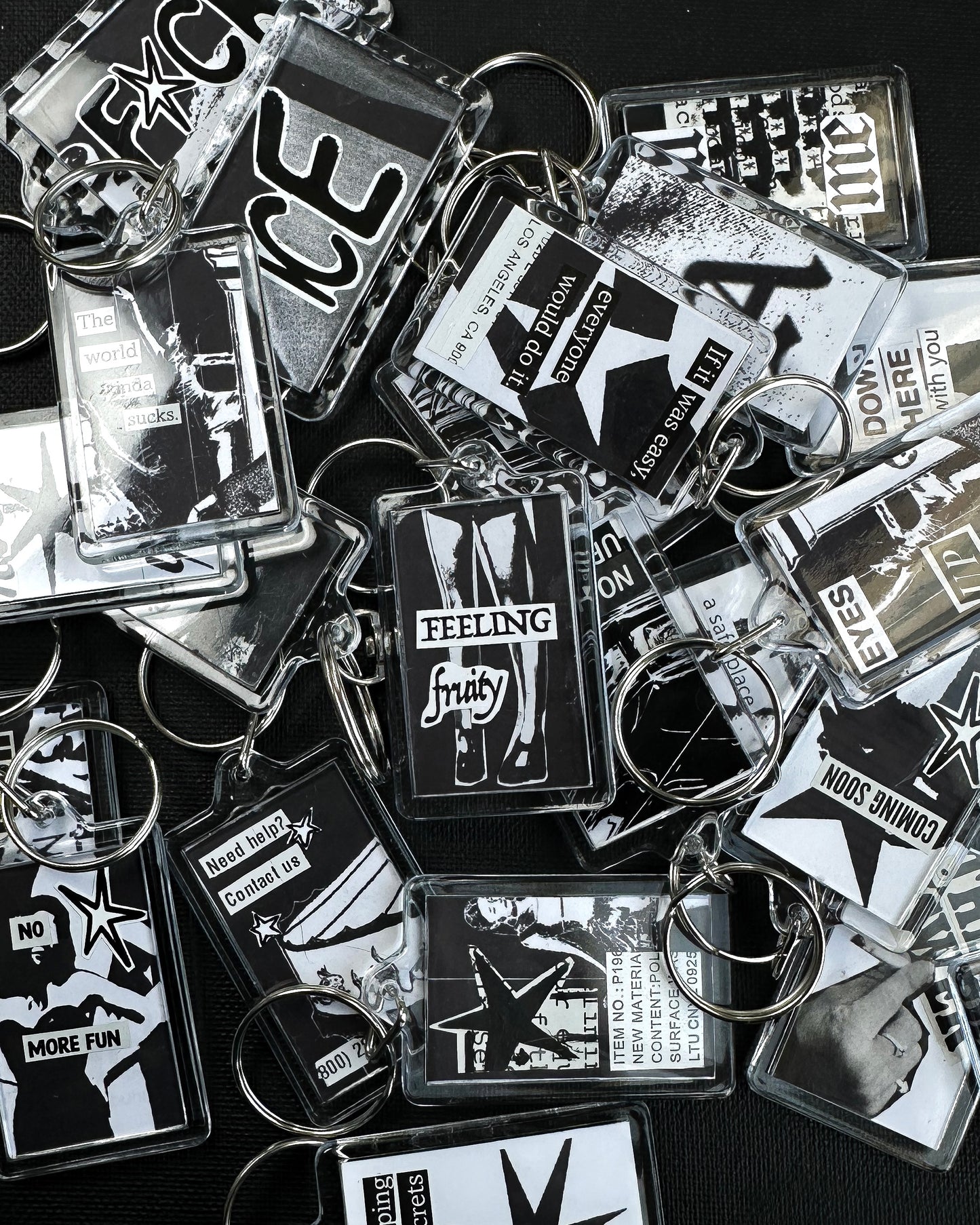 COLLAGE KEYCHAIN - random