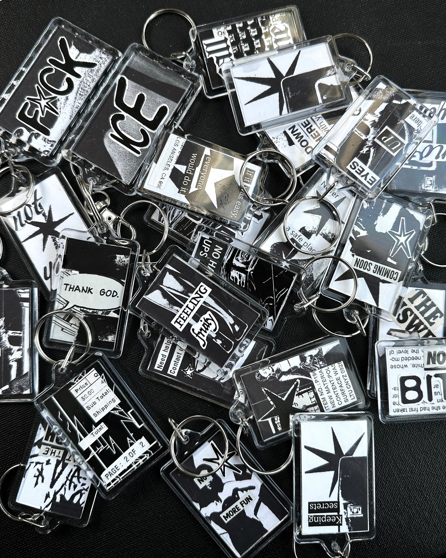 COLLAGE KEYCHAIN - random