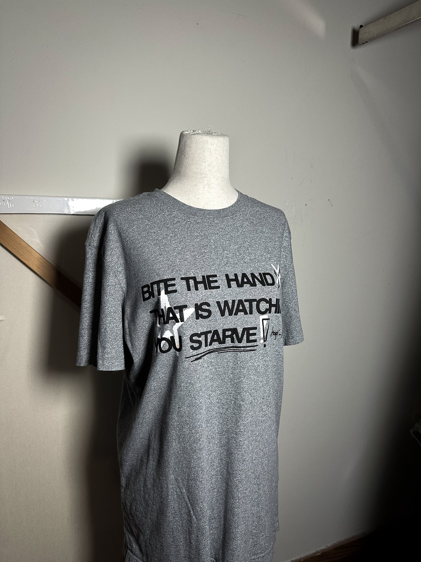 BITE THE HAND Tee - S