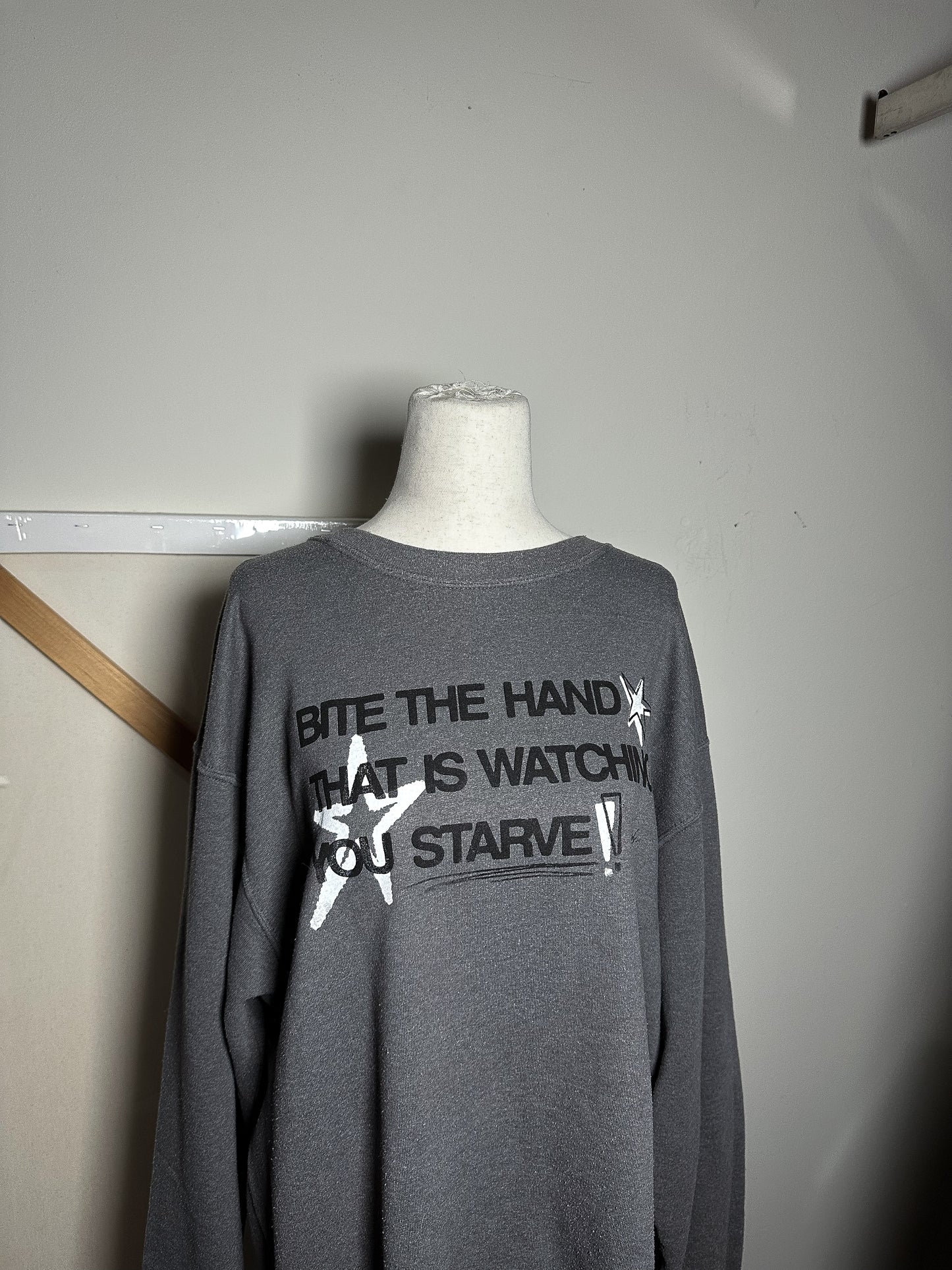 BITE THE HAND Crew - L