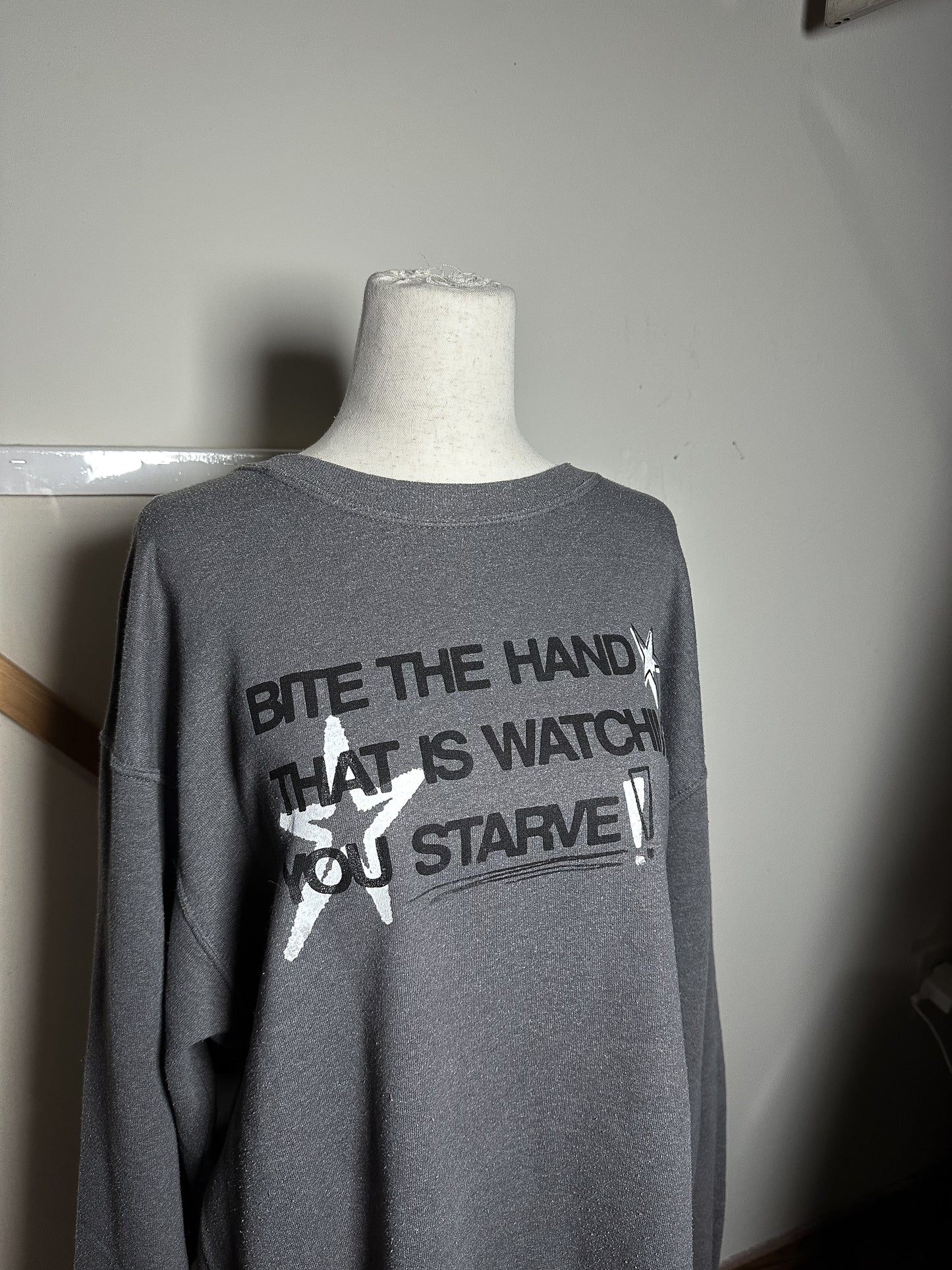 BITE THE HAND Crew - L