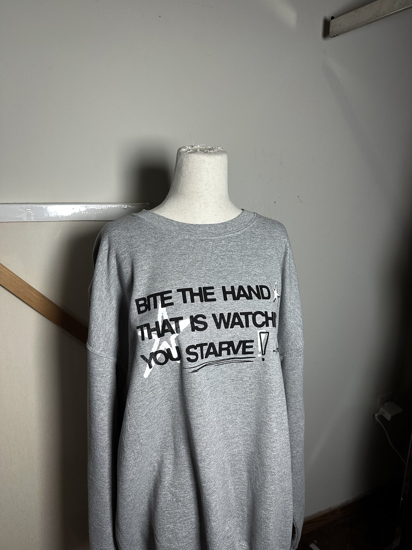 BITE THE HAND Crew - XL