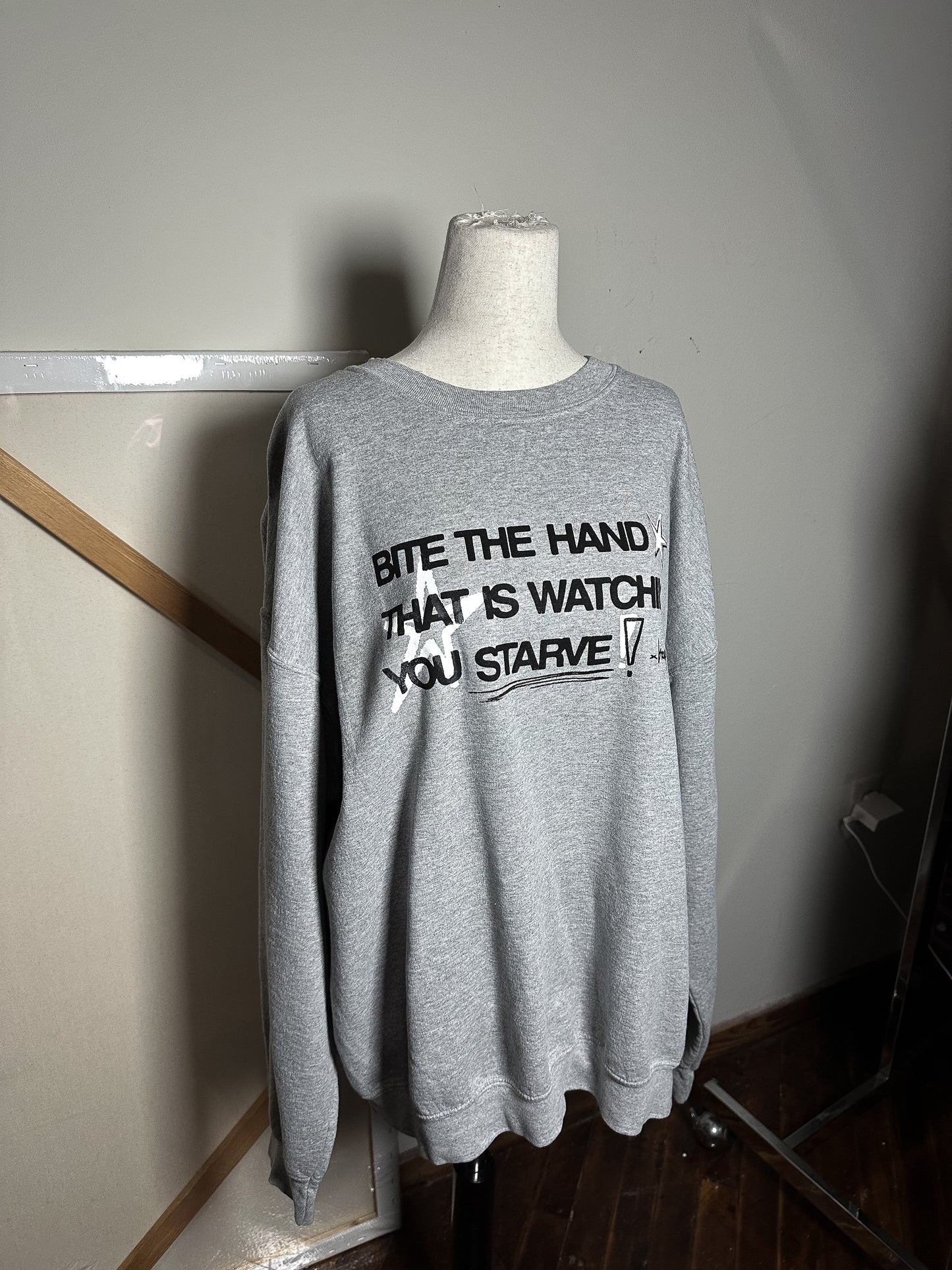 BITE THE HAND Crew - XL