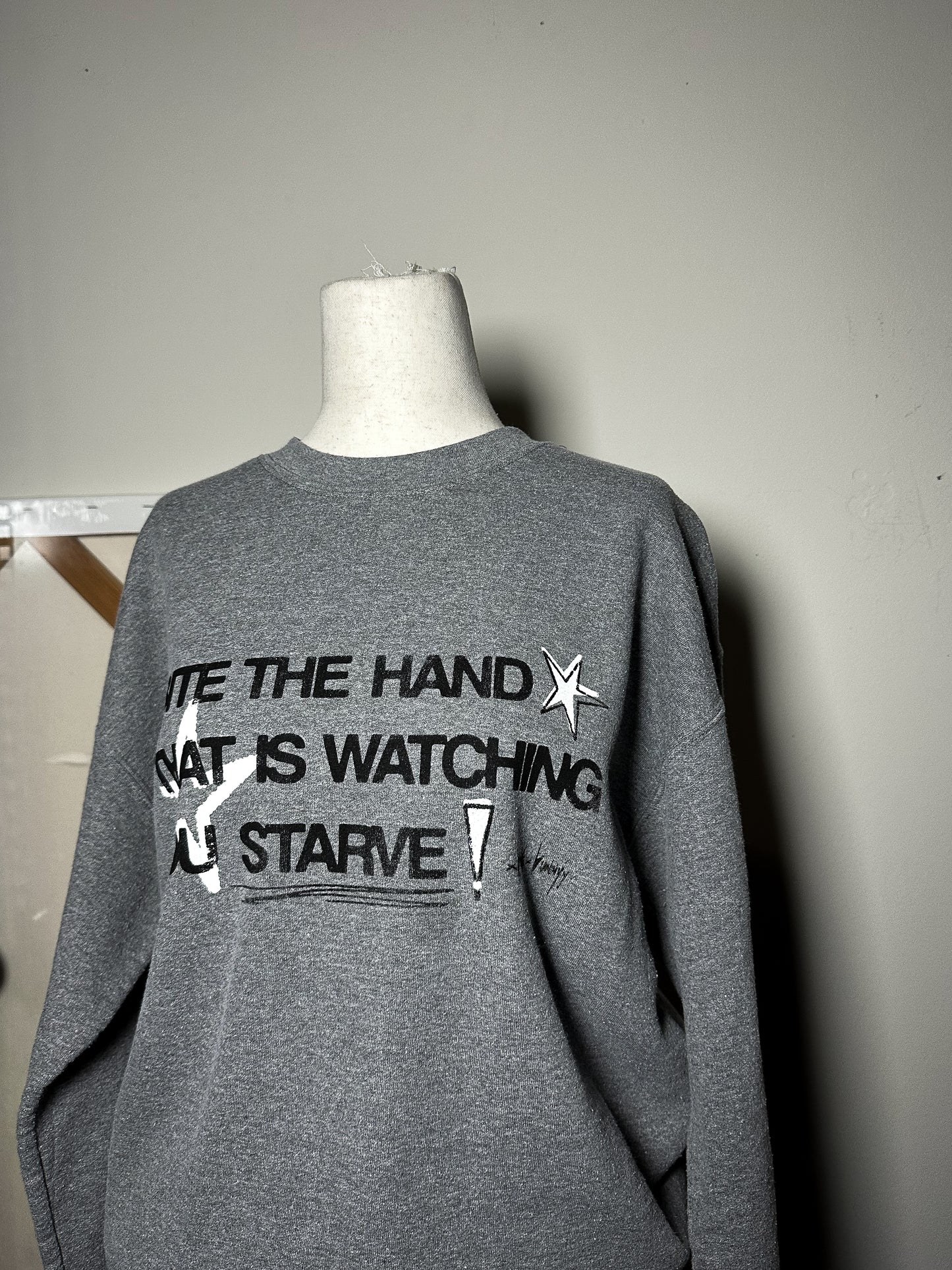 BITE THE HAND Crew - M