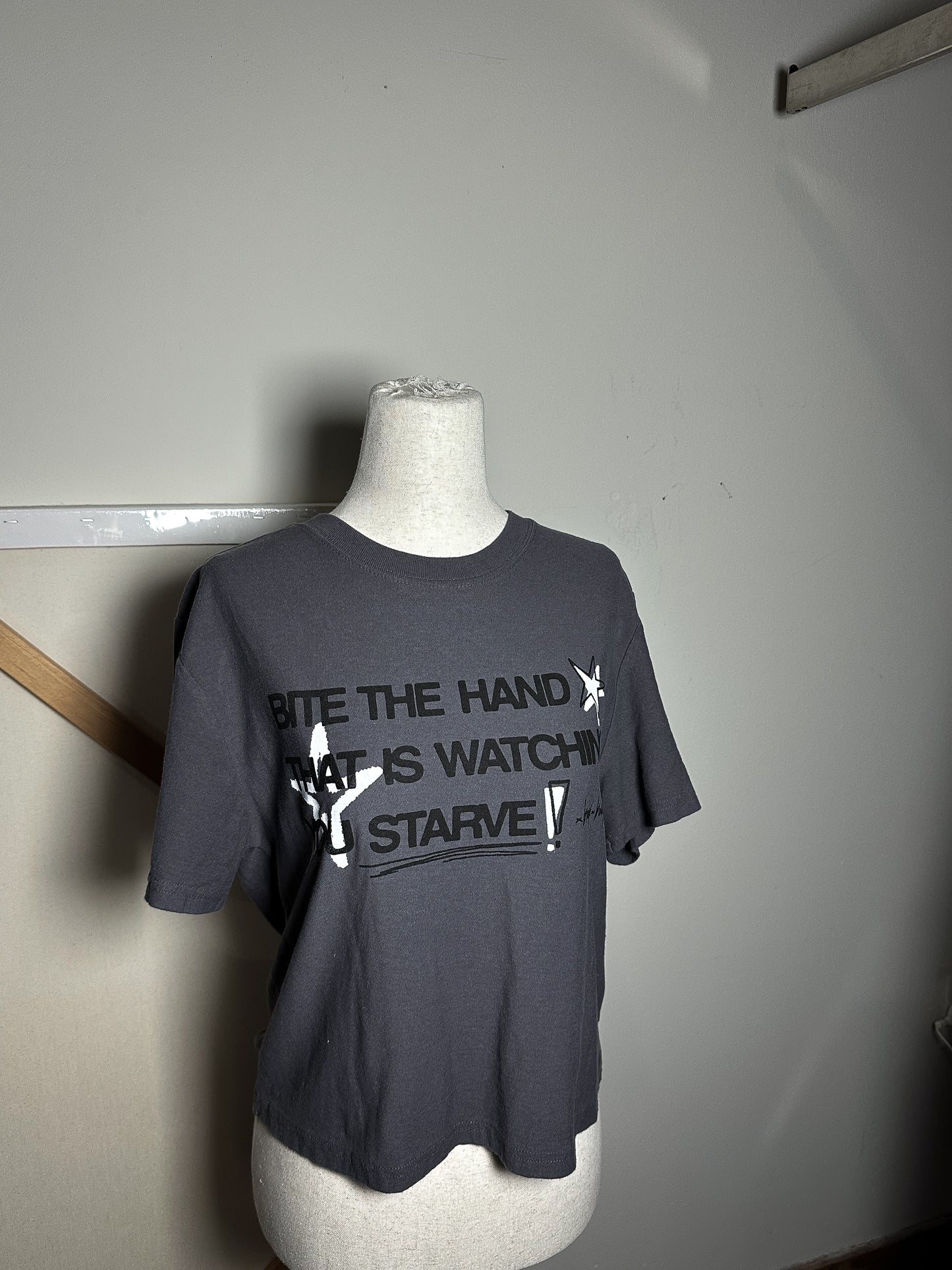 BITE THE HAND Tee - XL
