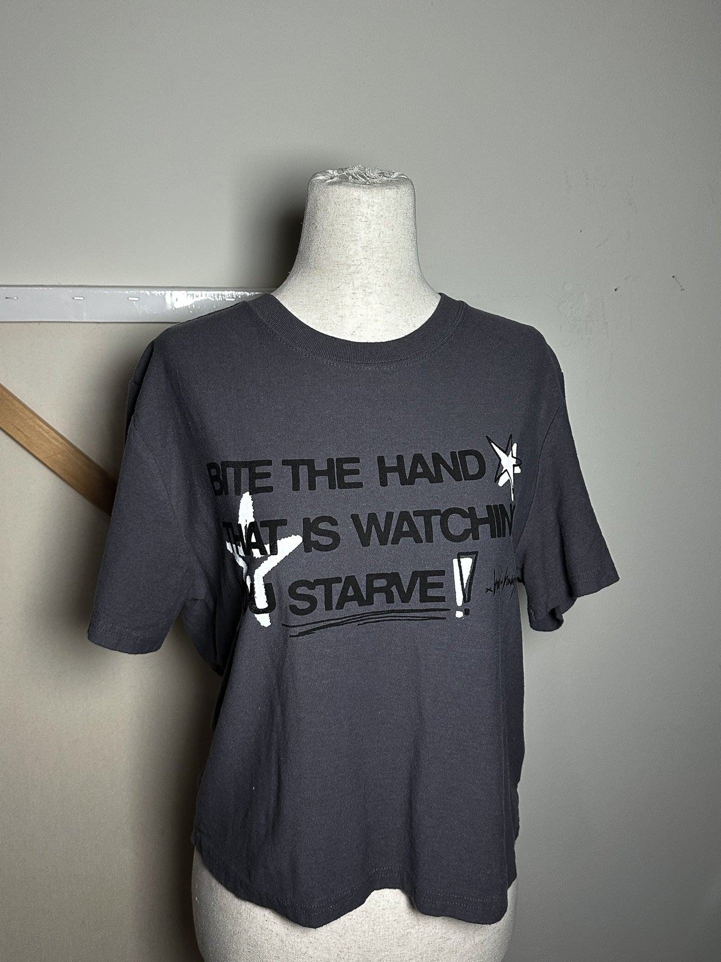 BITE THE HAND Tee - XL