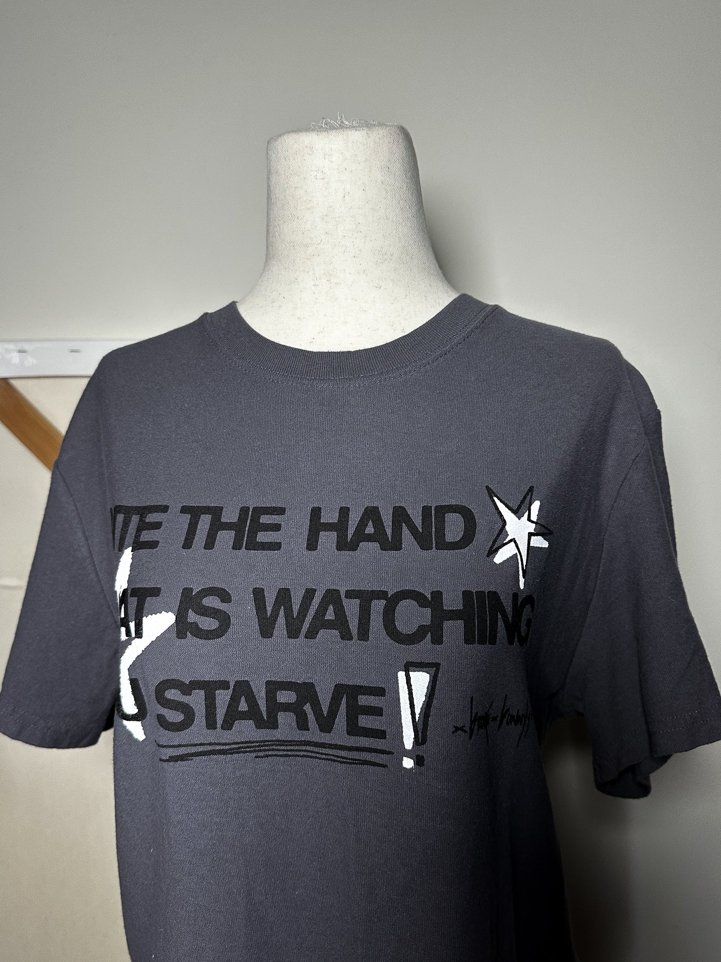 BITE THE HAND Tee - XL